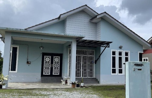 Kampung Kedai Lalat House | 1700 m² House ∙ 3 bedrooms ∙ 10 guests