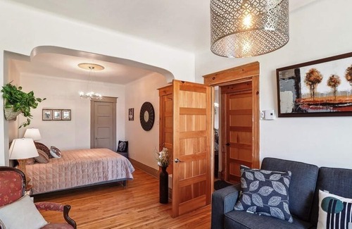 La Petite-Patrie Apartment | #171 Charming and Tastefully Furnished with 2 balconies