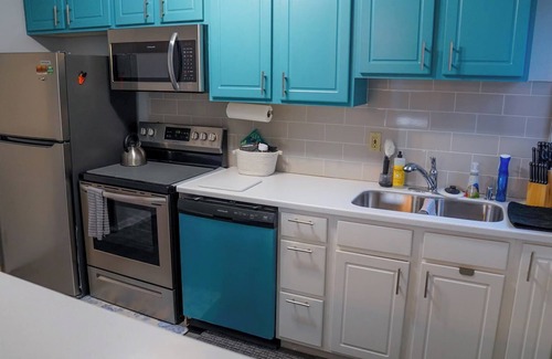 Franklin Park Apartment | 1750. Cozy 2BR Condo with Wi-Fi. Quick Drive to Airport and Park Views