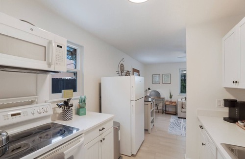 Laurel Park Cottage | 1767-Near Beaches-Downtown-Full Kitchen-Cozy