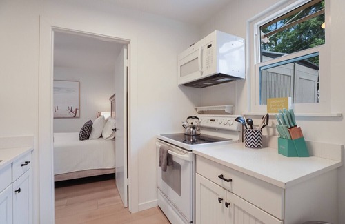 Laurel Park Cottage | 1767-Near Beaches-Downtown-Full Kitchen-Cozy
