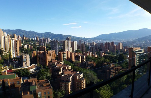 Las Lomas I Condo | ★17th Floor★Coolest building in Medellin★RoofTop Pool/Jacuzzi/Gym★Amazing Views★