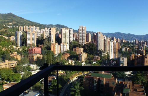 Las Lomas I Condo | ★17th Floor★Coolest building in Medellin★RoofTop Pool/Jacuzzi/Gym★Amazing Views★