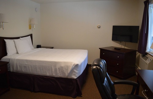 Columbia Falls Hotel | #18 ONE QUEEN BED at hotel in Columbia Falls with WiFi and AC! 20 mi to GNP