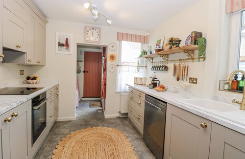 Lowestoft House | 18 PAKEFIELD ROAD, pet friendly, with a garden in Lowestoft