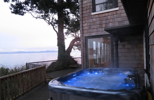 Cordova Bay House | 180° OCEANFRONT 15 min to downtown,Wineries. Beach,Hot Tub