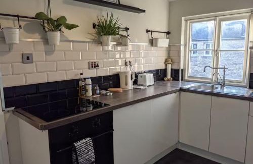 Swindon Apartment | 1840's Railway Cottage - Sleeps 4 & Parking