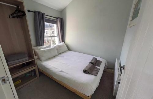 Swindon Apartment | 1840's Railway Cottage - Sleeps 4 & Parking