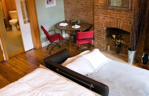 Carroll Gardens Apartment | 1880's Carroll Gardens Sunny Studio