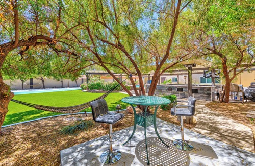Spring Valley Villa | 19 BEDS, 10BR, 14 Bath, 3/4 acre, Basketball, Pickleball, Golf, Pool & Jacuzzi