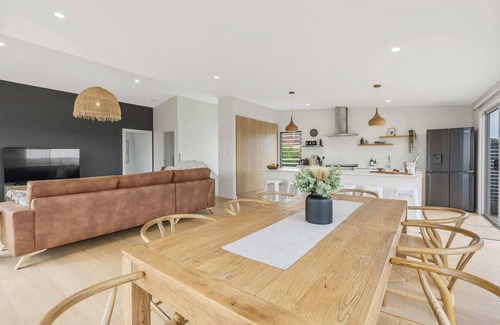 Port Elliot House | 19 Carnegie Luxury Linen & WiFi Walk to beach town Views