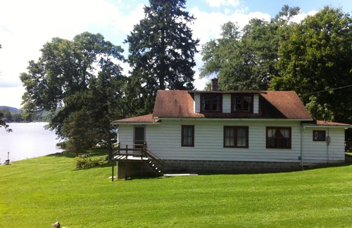 Cuba Cabin | 1920s Cuba Lake Cottage with 3 bedrooms and one bathroom, large yard, and dock.