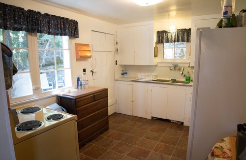 Klamath Lake House | 1930's Historic cabin on Lake of the Woods waterfront. Memories are made here.