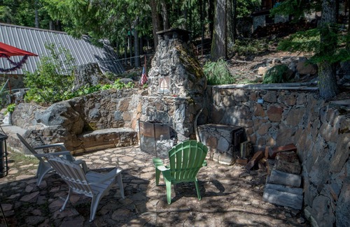 Klamath Lake House | 1930's Historic cabin on Lake of the Woods waterfront. Memories are made here.