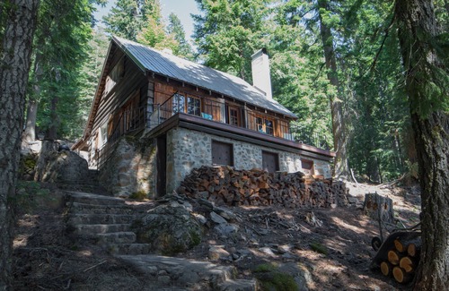 Klamath Lake House | 1930's Historic cabin on Lake of the Woods waterfront. Memories are made here.