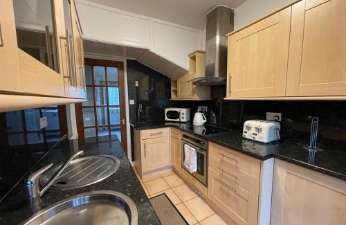 Bishopton House | 1930s 3Bed House in Quiet Village w/Large Garden