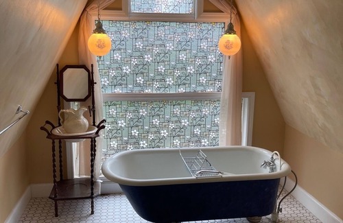 Muskogee Bed & Breakfast | 1935 Muskogee English Tudor Home – 3rd Floor Waterfall Room
