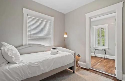 Edgewater Apartment | 19th Century 'Cleveland Double' - Walk To Beach