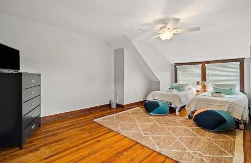 Edgewater Apartment | 19th Century 'Cleveland Double' - Walk To Beach