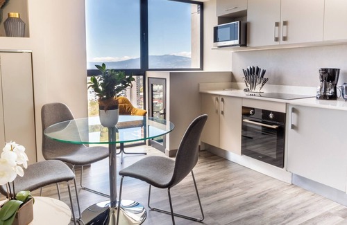 Rohrmoser Apartment | 19th floor, Luxe & Tropical with spectacular view