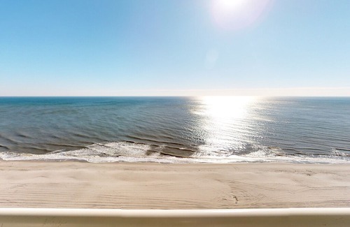 Myrtle Beach Condo | 19th Floor Oceanfront Snowbird Friendly Condo w/ Shared Pool/Hot Tub, AC, WiFi