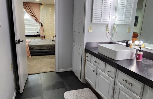 West San Antonio Cabin | 1b1b suite near medical center SA