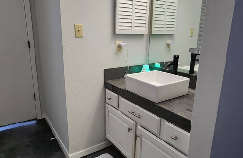 West San Antonio Cabin | 1b1b suite near medical center SA