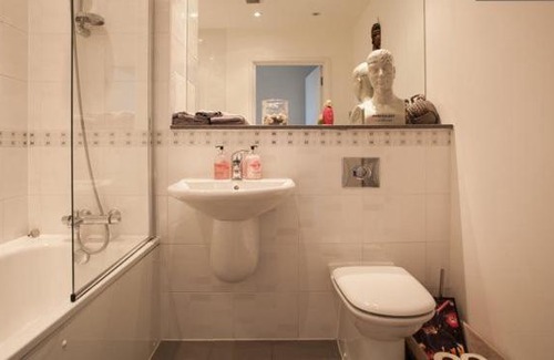 Stratford and New Town Apartment | 1BD Bright Cozy Queen Elizabeth Olympic Park Zne 2