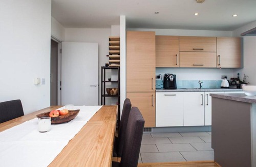 Stratford and New Town Apartment | 1BD Bright Cozy Queen Elizabeth Olympic Park Zne 2