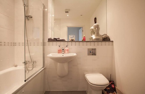 Stratford and New Town Apartment | 1BD Bright Cozy Queen Elizabeth Olympic Park Zne 2