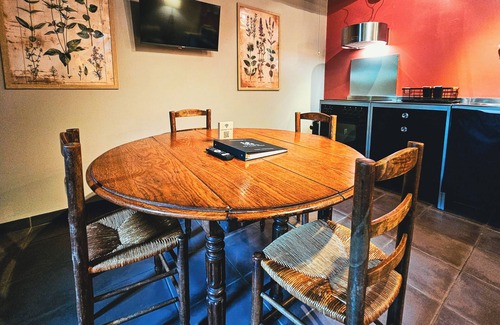 Etivey Cottage | 1BDR Apt + Sofa Bed w/Garden + Jacuzzi