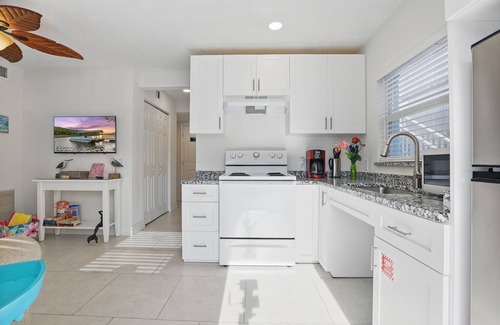 Cocoa Beach Cottage | 1Bed/1Bath, Downstairs, Steps to the Ocean, Perfect for Couples!
