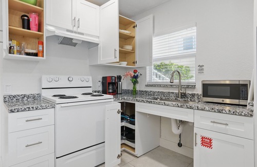 Cocoa Beach Cottage | 1Bed/1Bath, Downstairs, Steps to the Ocean, Perfect for Couples!