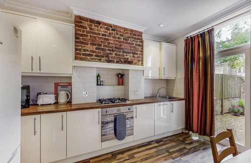 Askew Apartment | 1Bed Flat Near Goldhawk Tube & Uxbridge Bus Stop