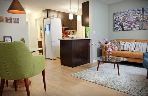 Sappertown House | 1Bedrm+Den/Office Suite with a Mid-century Modern Vibe - EXTENDED Stays Welcome