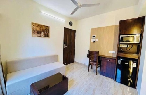 Kandivali East Apartment | 1BHK Cozy Service Apt in Malad west