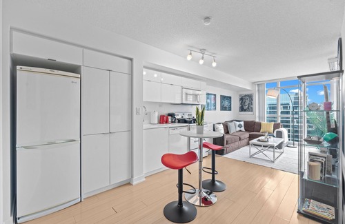 Wellington Place Condo | 1BR 1 Bath 3 Guests Parking Office Near CN Tower Downtown—By Hostia
