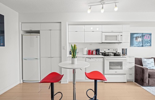 Wellington Place Condo | 1BR 1 Bath 3 Guests Parking Office Near CN Tower Downtown—By Hostia