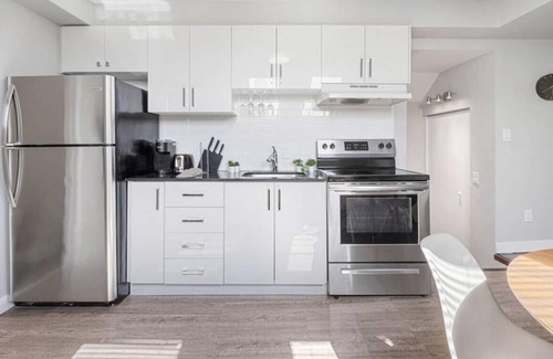 Cabbagetown South Apartment | 1BR/1BA Victorian Home | Fast WIFI | Cabbagetown