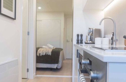 Te Aro Apartment | 1BR Alpha APT - Central Stay, Top Amenities