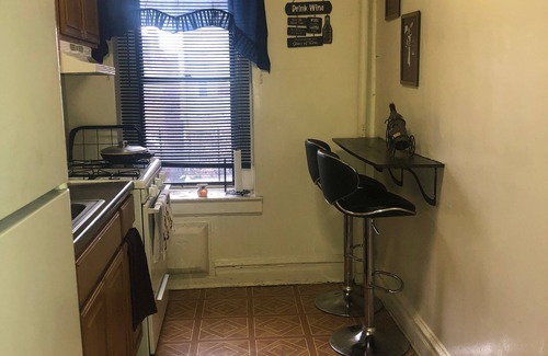 Cypress Hills Apartment | 1BR APT IN BORDER QUEENS & BROOKLYN 15 MINTS FROM AIRPORT & CLOSE TO MTA