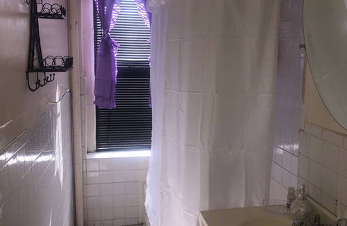 Cypress Hills Apartment | 1BR APT IN BORDER QUEENS & BROOKLYN 15 MINTS FROM AIRPORT & CLOSE TO MTA