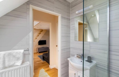 Surrey Docks Apartment | 1BR Apt near River Thames by GuestReady