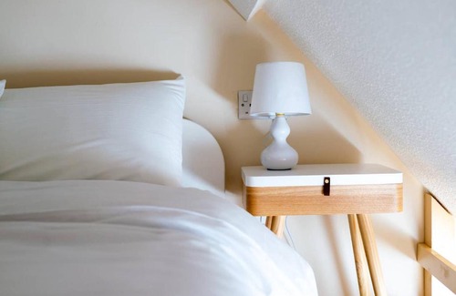 Surrey Docks Apartment | 1BR Apt near River Thames by GuestReady