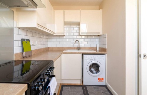 Surrey Docks Apartment | 1BR Apt near River Thames by GuestReady