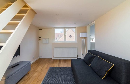 Surrey Docks Apartment | 1BR Apt near River Thames by GuestReady