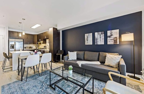 Cherry Apartment | 1BR Apt | Pool, Gym, Parking & Laundry | Near DT