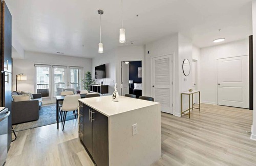 Cherry Apartment | 1BR Apt | Pool, Gym, Parking & Laundry | Near DT