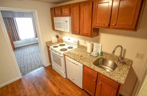 Sandalwood Village Condo | 1BR Condo w/Balcony in Mashpee, MA