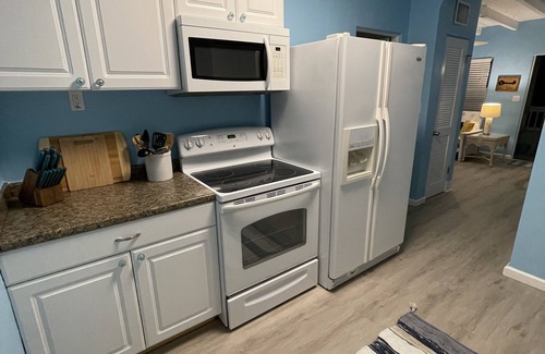 Port Canaveral Cottage | 1BR Cozy Cottage w/Pool, just 3 min walk to beach!